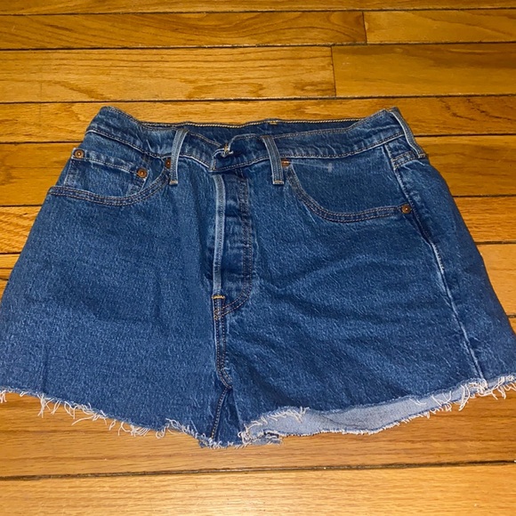 NWOT Levi’s 501 denim shorts - Picture 2 of 2